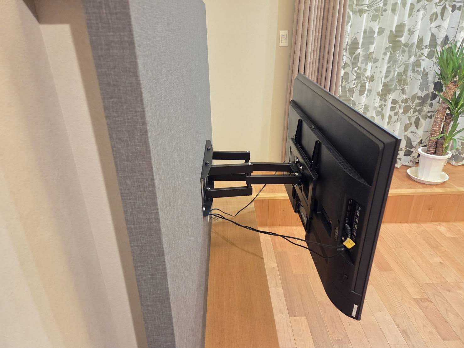 テレビを前に引き出した様子2