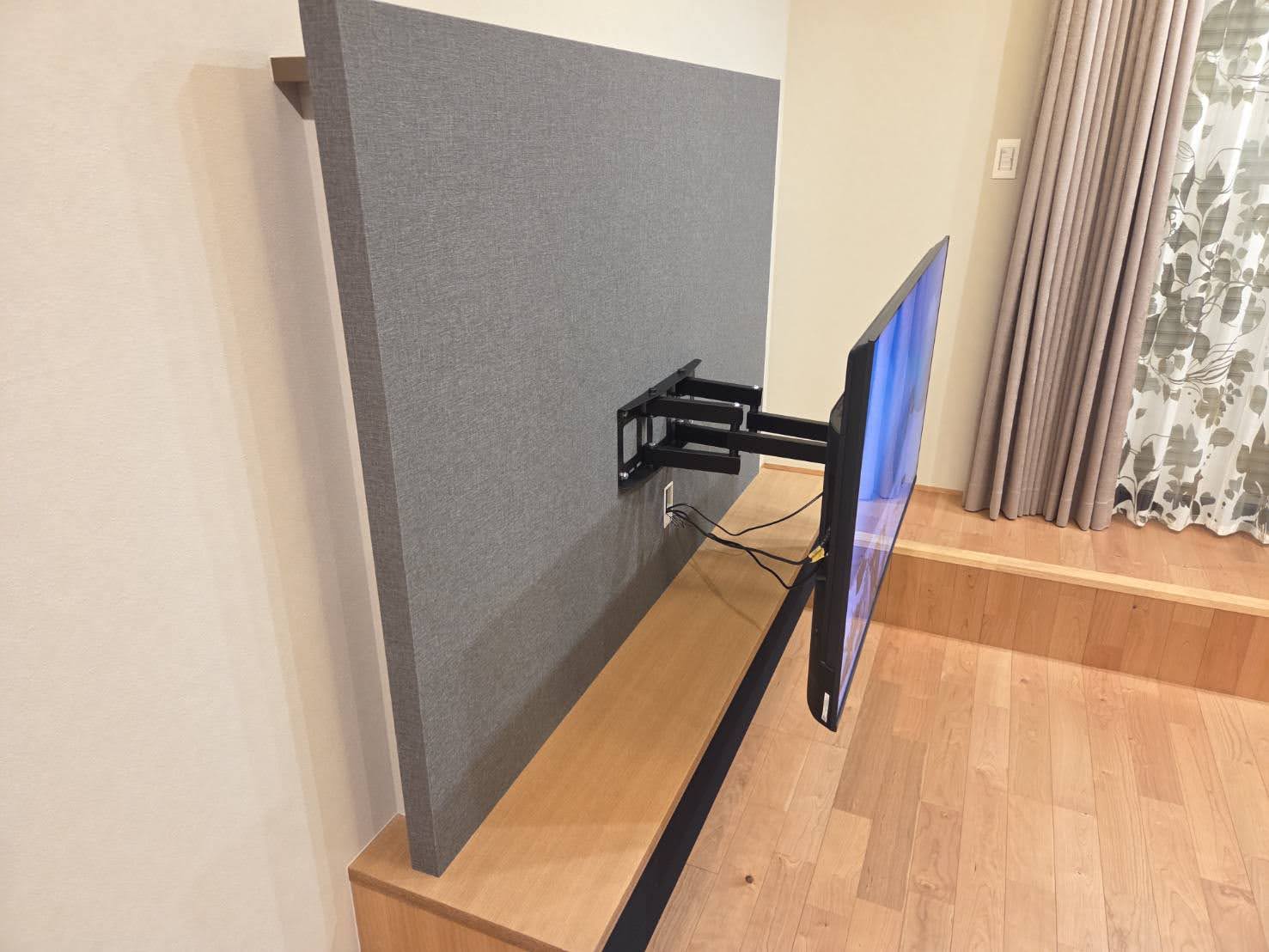 テレビを前に引き出した様子