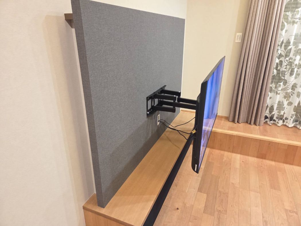 テレビを前に引き出した様子